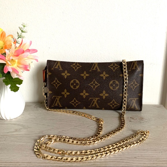 Louis Vuitton Handbags - Auth Louis Vuitton cosmetic crossbody ❤️